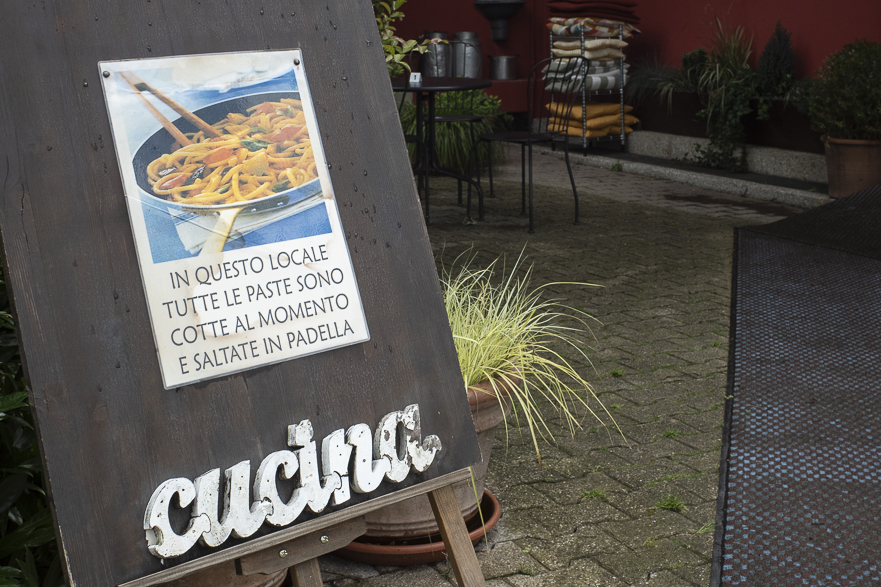 Regenpause in einer Trattoria – die Pasta wird frisch zubereitet